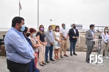 Izado de la bandera azul en Melenara/TA.